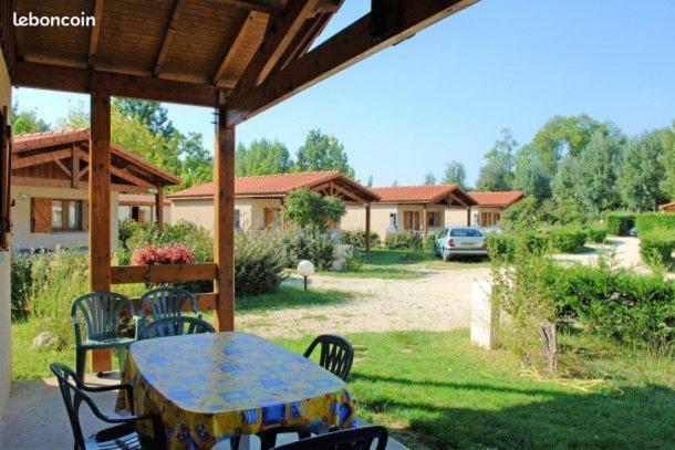 Camping Les Lacs De Courtes Hotel Estang Exterior foto