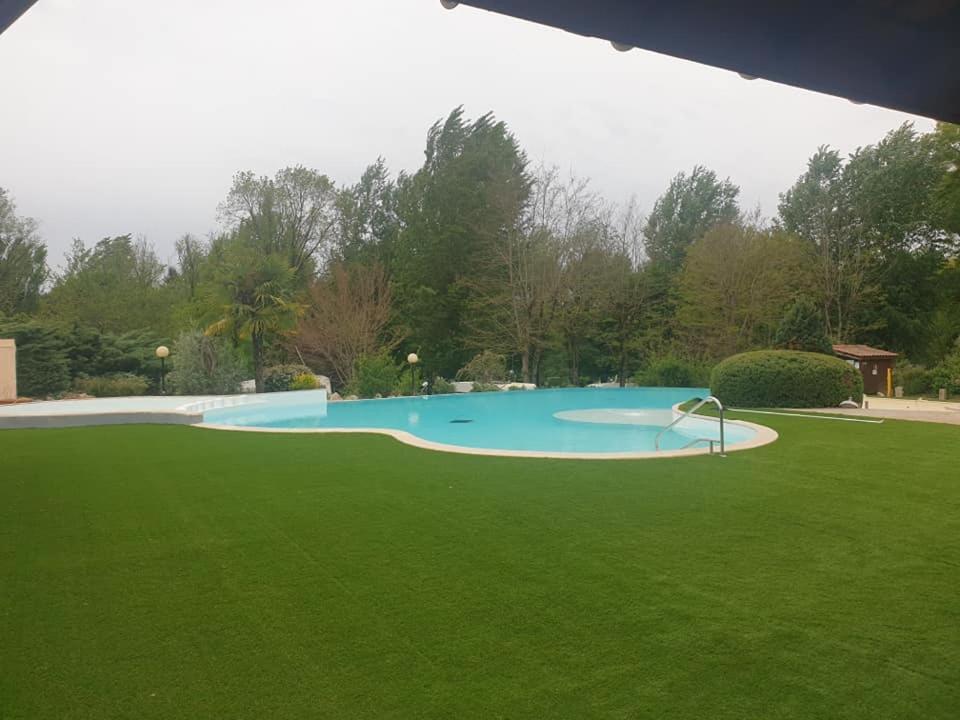 Camping Les Lacs De Courtes Hotel Estang Exterior foto