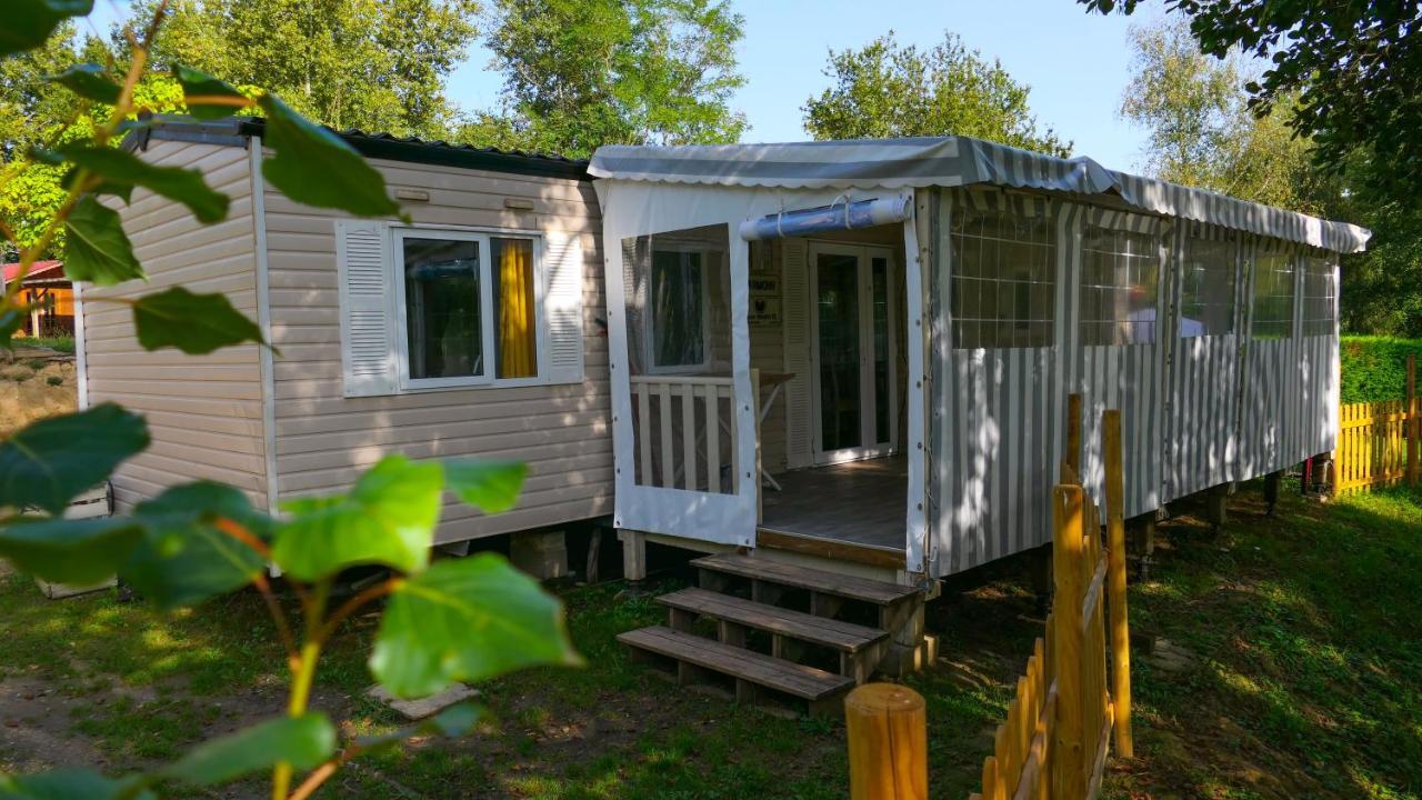 Camping Les Lacs De Courtes Hotel Estang Exterior foto
