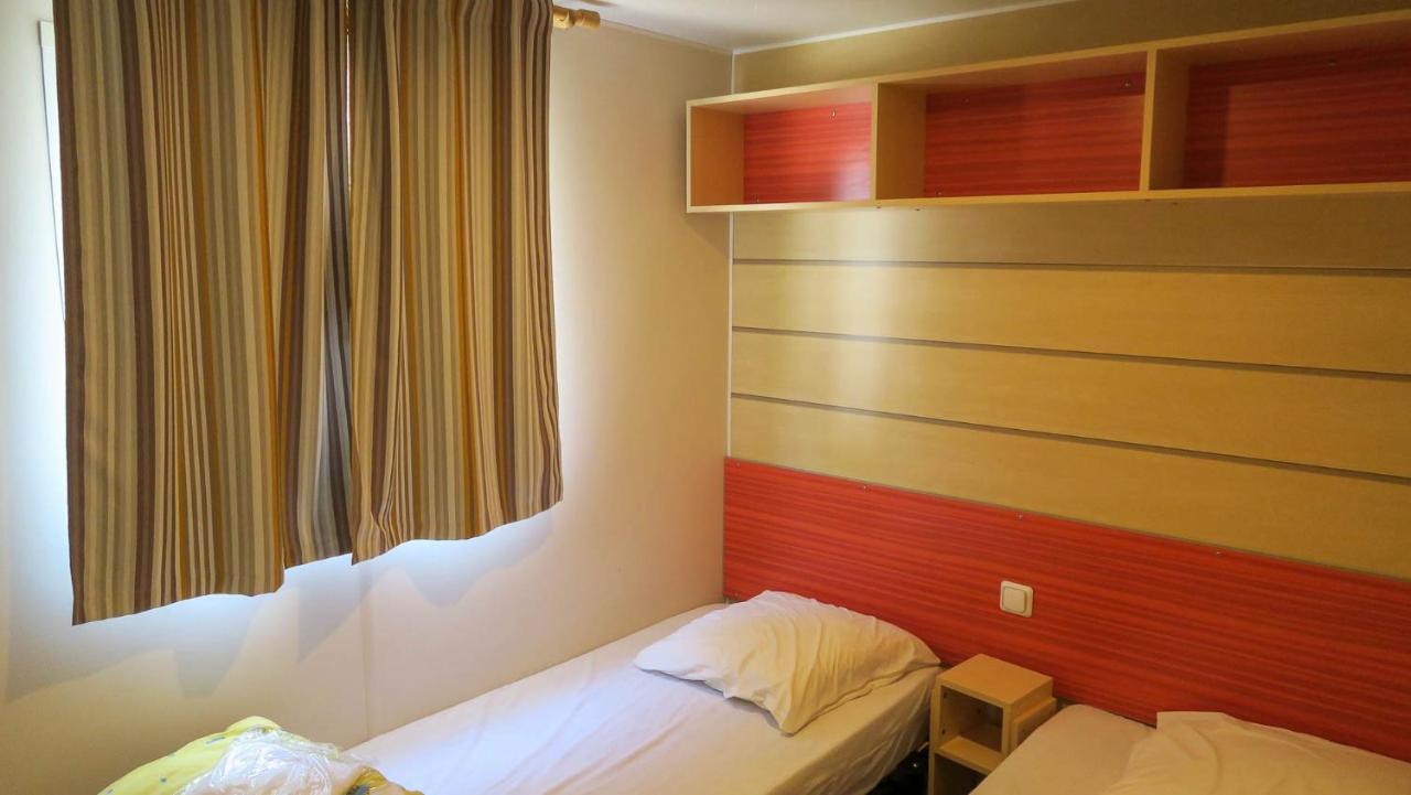 Camping Les Lacs De Courtes Hotel Estang Exterior foto